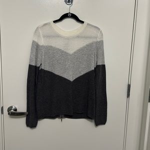 Three toned sweater with zipper down the back